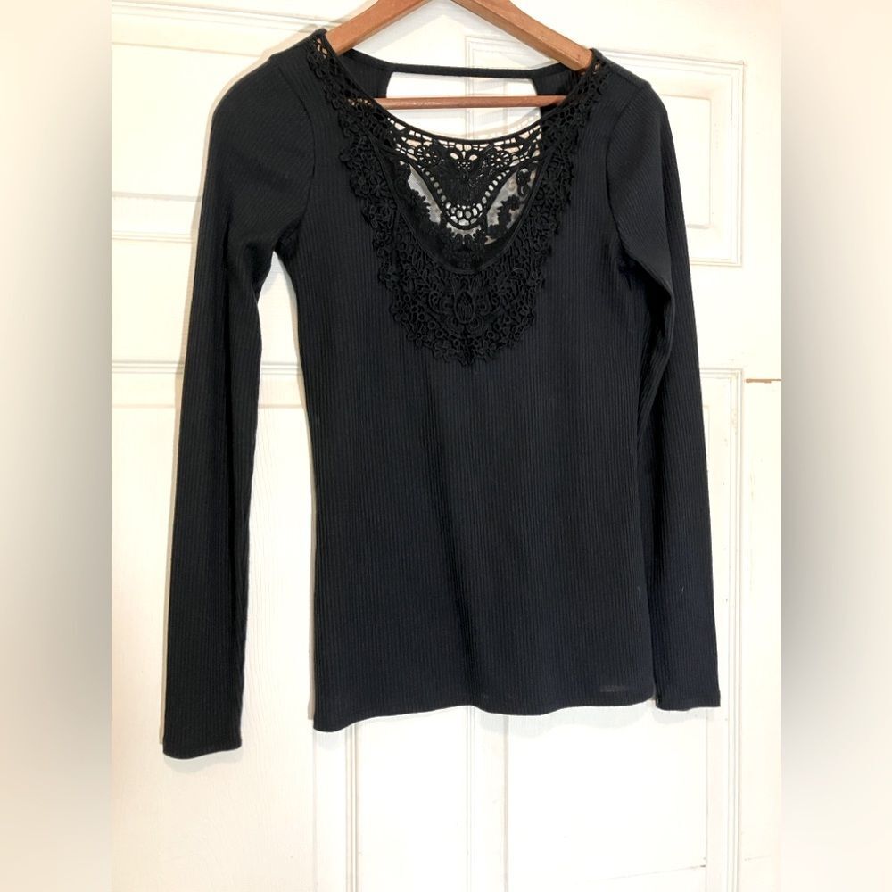 Hollister, long sleeve sweater, detail at neck, excellent condition, size small